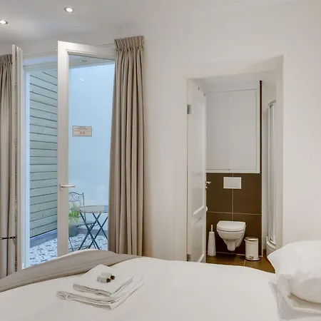 Private With Patio In The Heart Of Appartamento *